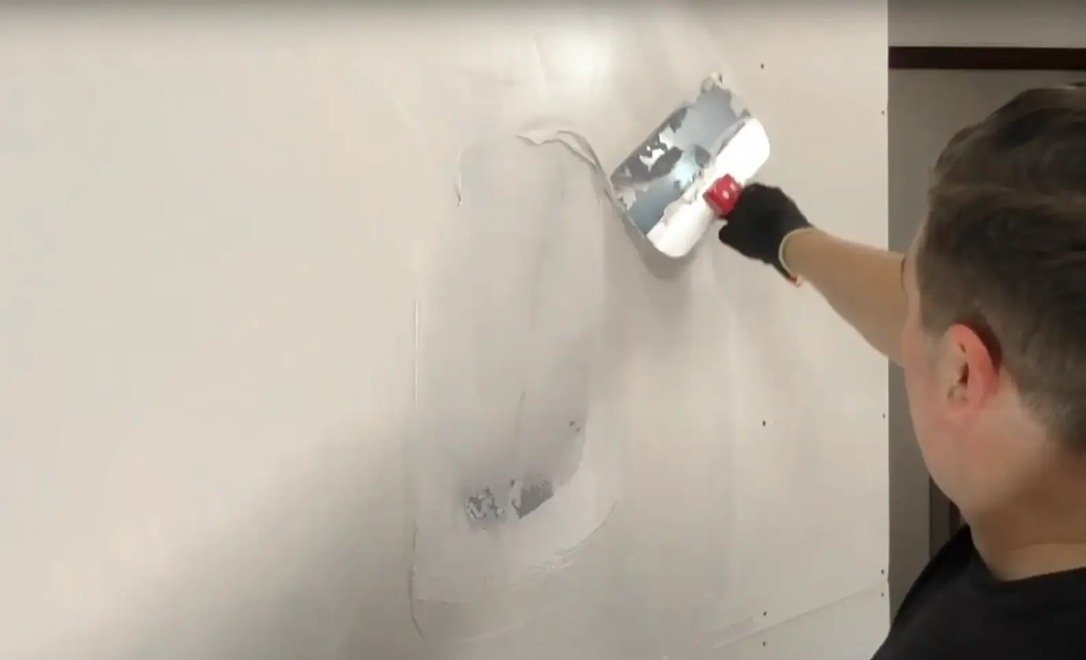 Über die ganze Fläche hinweg auf eine einheitliche Höhe spachteln. Auf dem Lautsprecher sind höchstens 2 mm Spachtel zulässig.