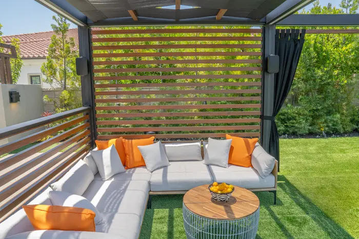 Pergola mit Loungeecke, Sonance Mariner Lautsprecher an den Pfosten